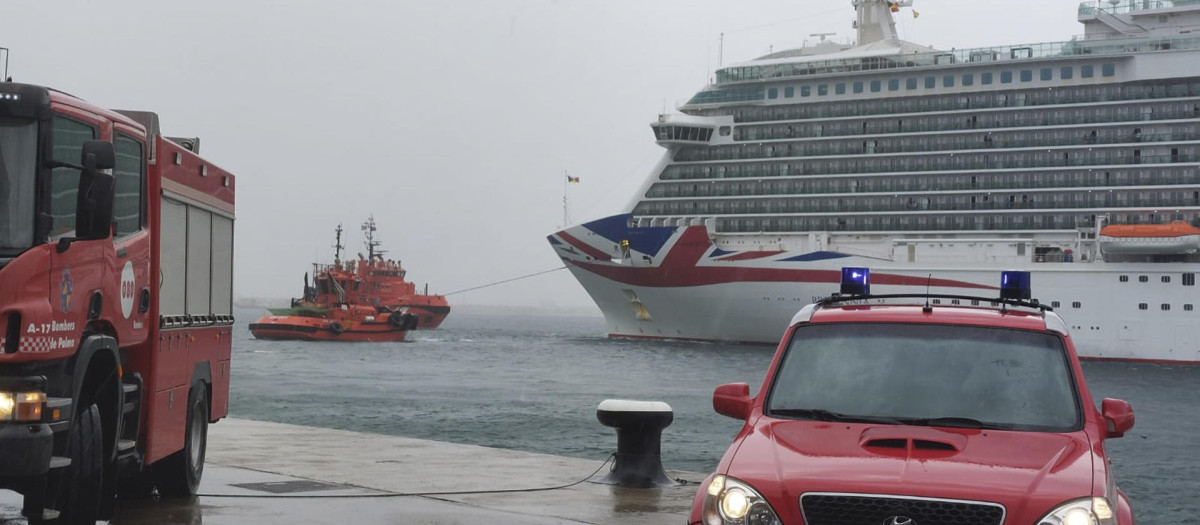 Un crucero turístico de 300 metros de eslora, atracado en el puerto balear de Palma chocó este domingo contra un petrolero