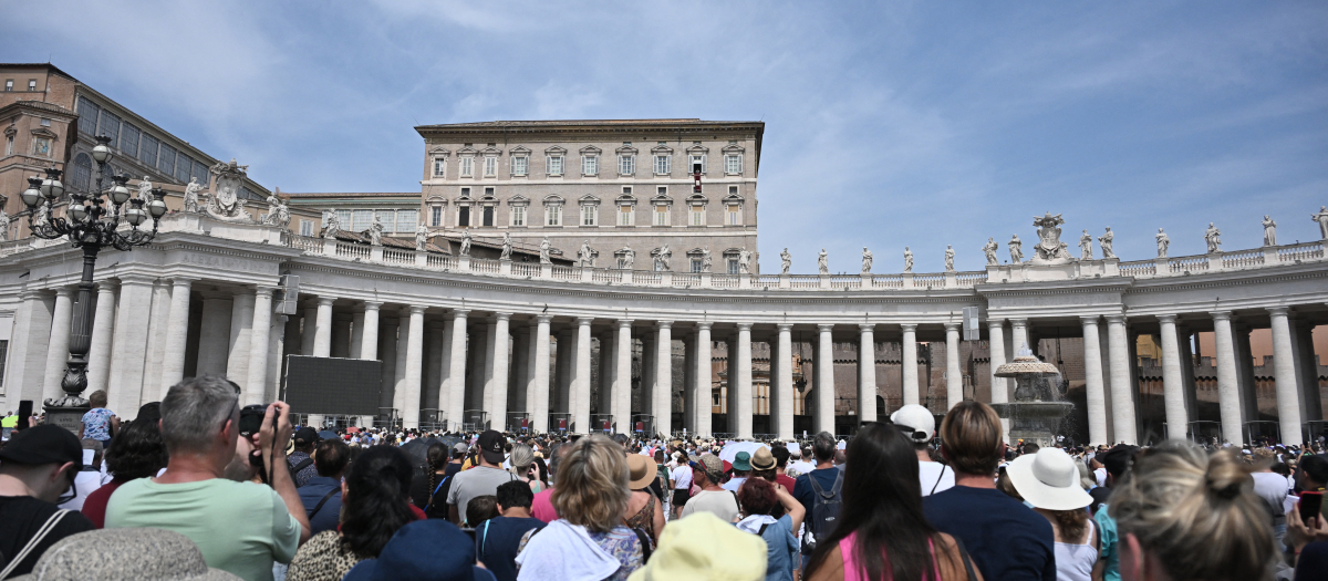 The crowd look in direction of Pope Francis during the Angelus prayer from the window of the apostolic palace overlooking St. Peter's square on August 27, 2023 in The Vatican. (Photo by Tiziana FABI / AFP)