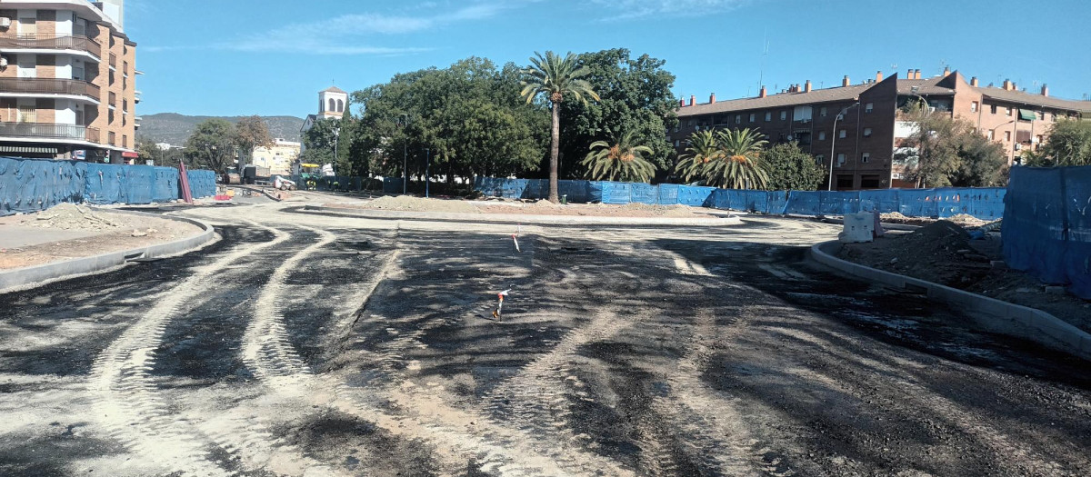 Obras en la nueva rotonda junto a la iglesia de las Margaritas, en la avenida de Trassierra.