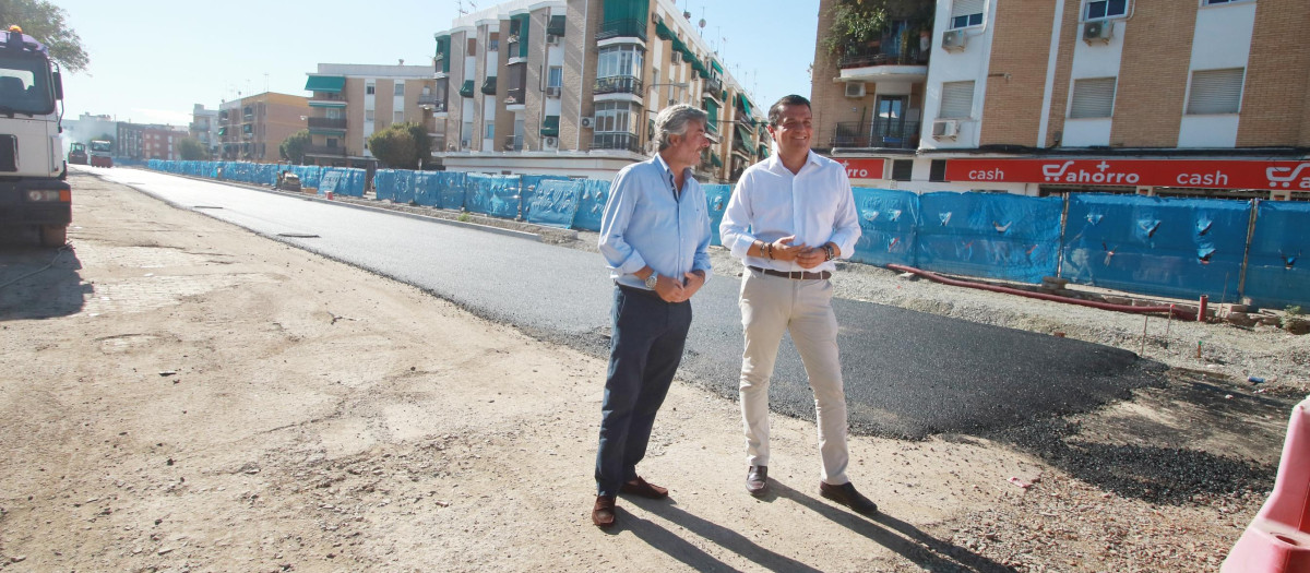 Miguel Ángel Torrico, presidente de la Gerencia, y el alcalde, José María Bellido, en su visita a las obras de la avenida de Trassierra.