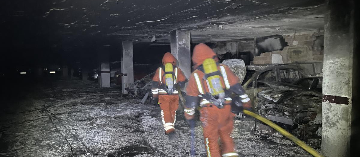 El problema de los incendios de coches eléctricos es la dificultad para apagarlos