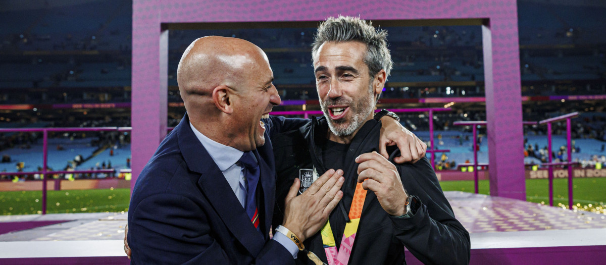 El seleccionador de España Jorge Vilda (d) y el presidente de la Federación Española de Fútbol, Luis Rubiales tras ganar España la Final del Mundial femenino