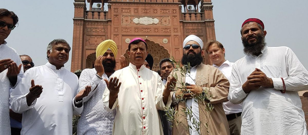 El obispo de Lahore junto a los líderes musulmanes de Jarambala