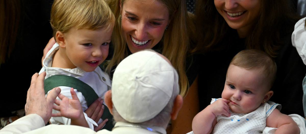 Pope Francis greets the young faithful and their families during his weekly general audience in Paul VI hall at the Vatican on August 30, 2023. (Photo by Filippo MONTEFORTE / AFP)