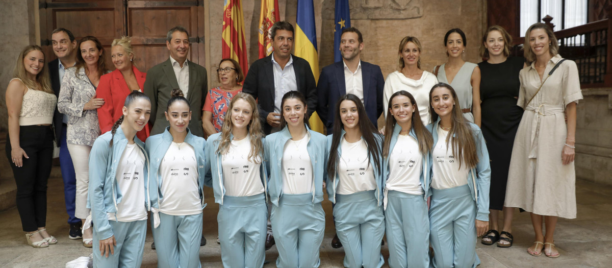 El Gobierno valenciano junto a las integrantes de la selección de gimnasia rítmica organizada por el Govern el pasado 28 de agosto en el Palau de la Generalitat, aunque la imagen que ha provocado las críticas no aparece entre las que el Ejecutivo valenciano ha compartido en su página web junto a la nota de prensa del acto. EFE/ Juan Carlos Cárdenas