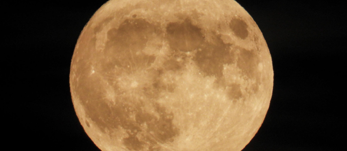 La superluna azul de agosto ilumina hoy miércoles el cielo de la localidad gallega de Muros