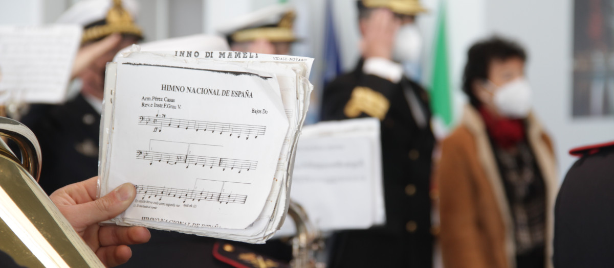 Banda de Música del Juan Sebastián de Elcano interpreta en Grecia el Himno Nacional