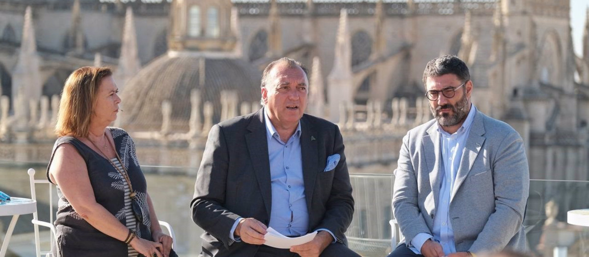 El consejero de Turismo, Cultura y Deporte, Arturo Bernal (c), en un acto de presentación de acciones de promoción del destino Andalucía en Estados Unidos y Asia

El consejero de Turismo, Cultura y Deporte, Arturo Bernal, ha presentado este jueves una batería de acciones de promoción del destino Andalucía en Estados Unidos y Asia a través de las cuales se pretende "reforzar la apuesta de la comunidad por la captación de viajeros de emisores lejanos", objetivo para el que "se intensificarán los contactos con aerolíneas para atraer nuevas conexiones directas".

ESPAÑA EUROPA ECONOMIA ANDALUCÍA
JUNTA DE ANDALUCÍA