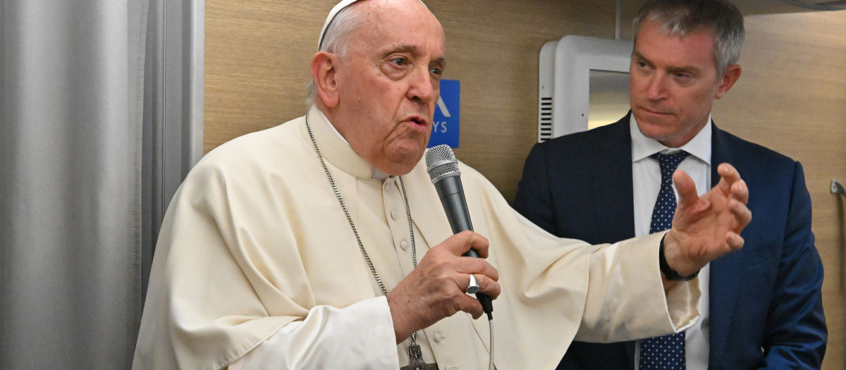 El Papa Francisco, hablando a la tripulación en el avión