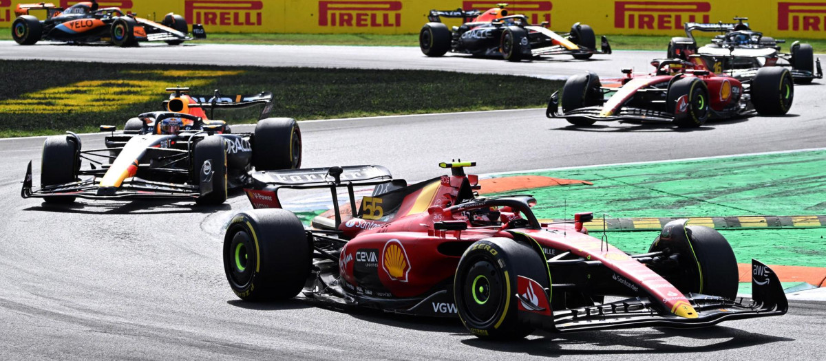 Carlos Sainz, en primer plano, durante el GP de Italia de F1