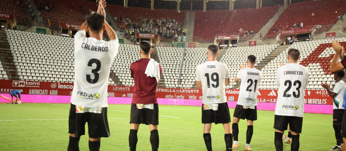 Jugadores del Córdoba CF en campo del Murcia