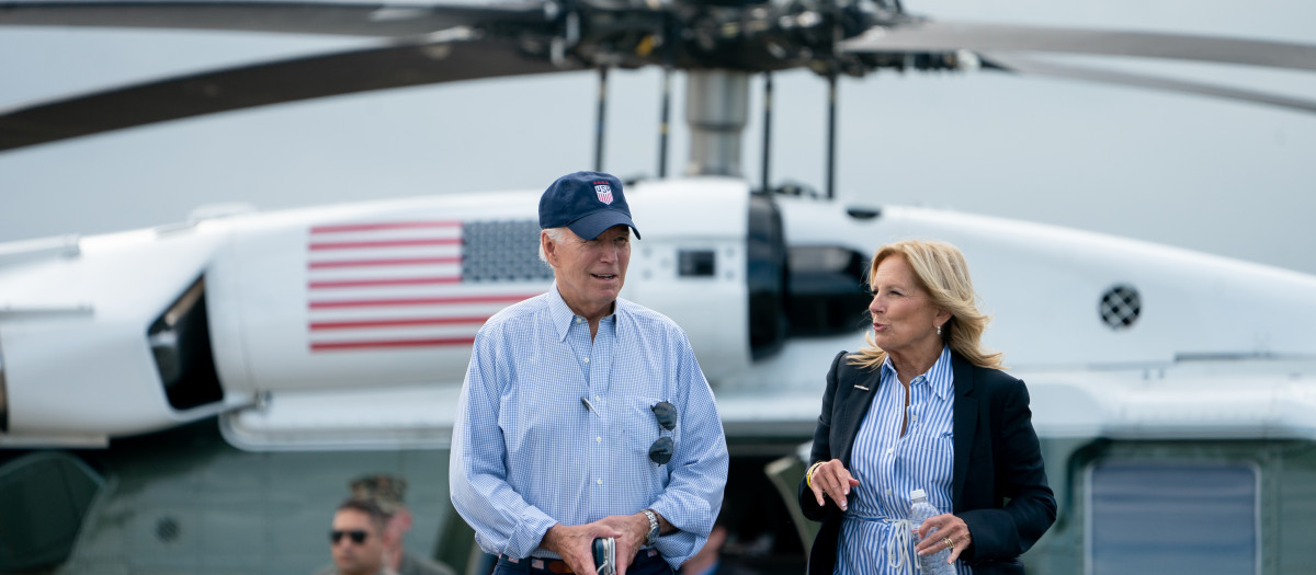 El presidente estadounidense Joe Biden y la primera dama Jill Biden caminan hacia el Air Force One