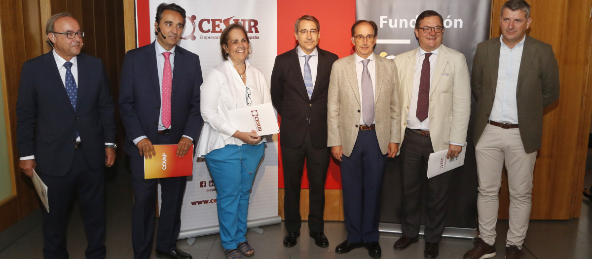 Pablo Lara, Dr. Ingeniero Agrónomo y Profesor Titular de ETSIAM; Rafael Guerrero, director general de COVAP; Blanca Torrent, directora general de Aceitunas Torrent; Juan Manuel Martínez-Sagrera, CEO Molino del Genil; Iván de Arteaga, presidente de la comisión de Agroindustria de CESUR y CEO de Castillo de Monclova; Fernando Seco, vicepresidente ejecutivo de CESUR; y Francisco Acosta, delegado Territorial de agricultura, pesca, agua y desarrollo rural de la Junta de Andalucía en Córdoba.