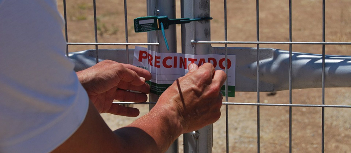 Vivienda construida de forma ilegal en suelo rústico precintada tras la inspección de la Junta de Andalucía