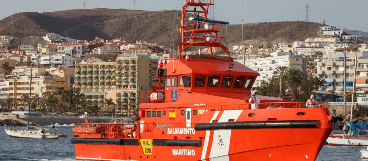 Una embarcación de Salvamento Marítimo saliendo de la localidad canaria de Arguineguín