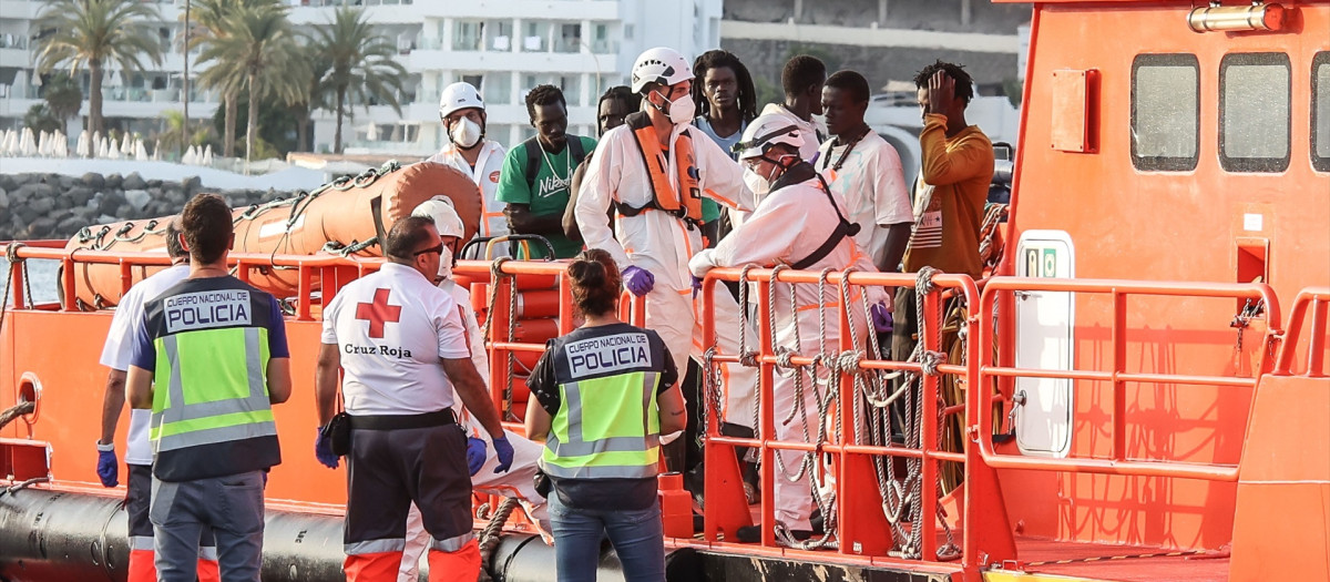 Ya en julio, una patera con 200 inmigrantes llegó al puerto de Arguineguín (Gran Canaria)