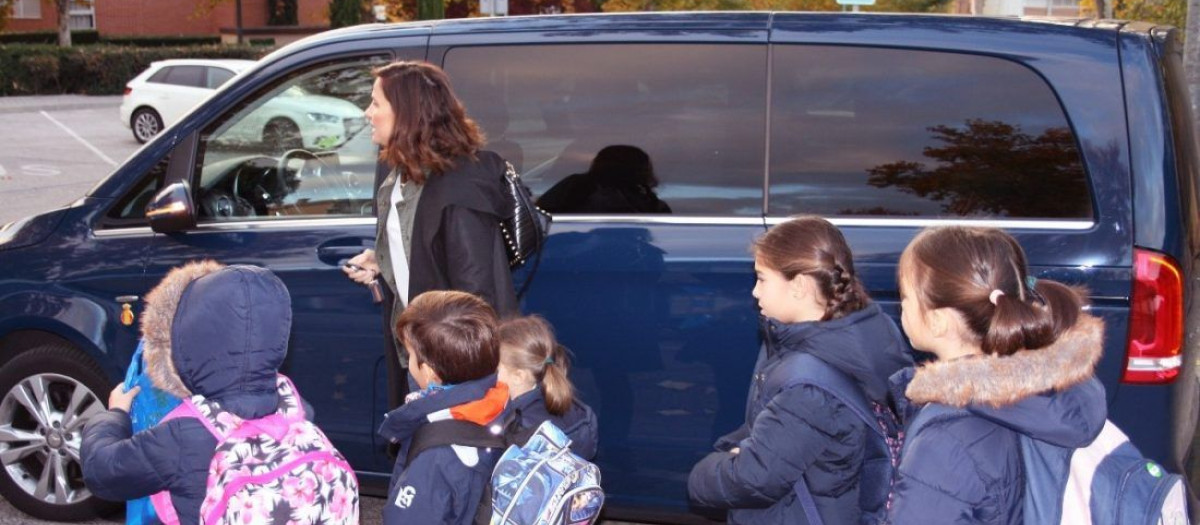 Dejar o recoger a los niños en el colegio de cualquier manera es un peligro para ellos