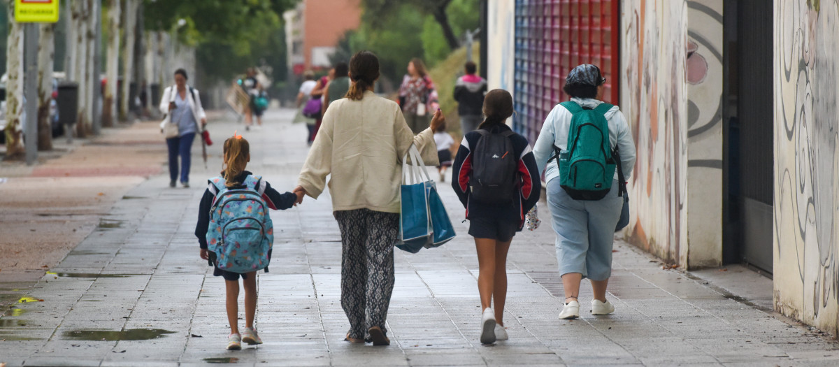 Varios niños llegan al colegio Ábaco de Madrid el primer día de curso escolar, a 6 de septiembre de 2023, en Madrid