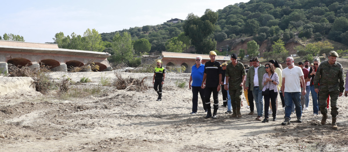 La ministra Robles ha visitado los trabajos que los militares están realizando en las localidades madrileñas de Aldea del Fresno y Villamanta