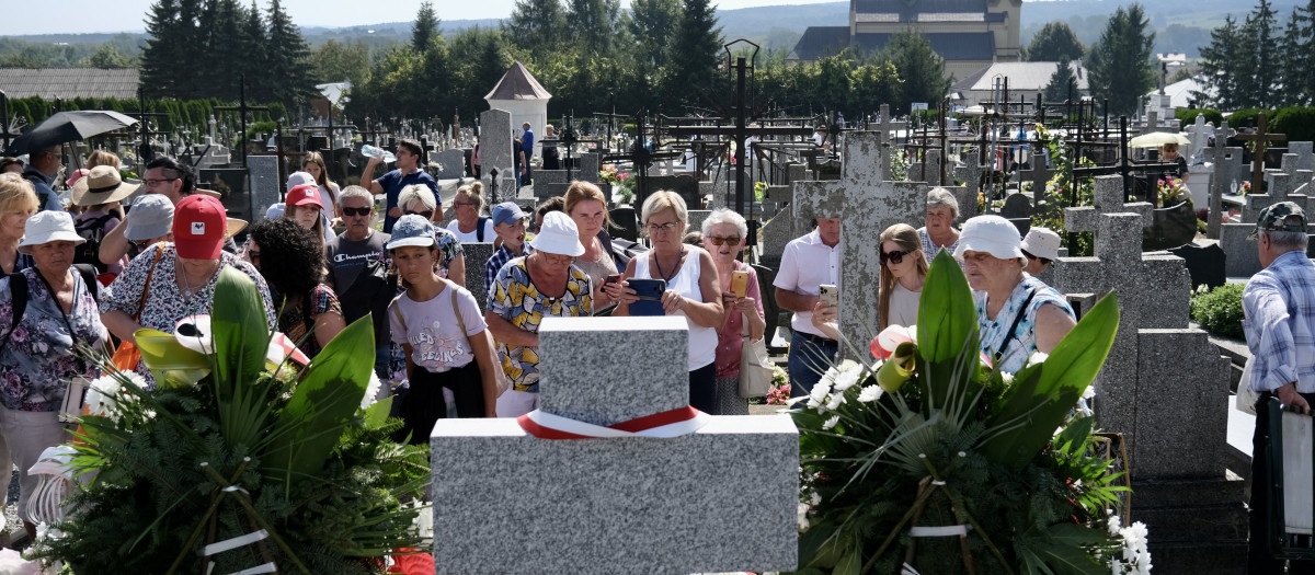 Los asistentes a la beatificación de la familia Ulma visita la tumba donde descansan los restos de los nueve beatificados en Markowa.