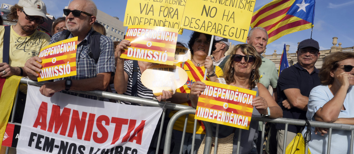 Manifestantes a favor de la amnistía en la Diada de este lunes