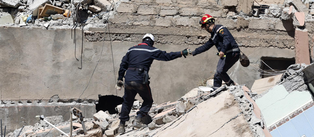 Efectivos de emergencias realizan labores de rescate en un pueblo al sur de Marrakech