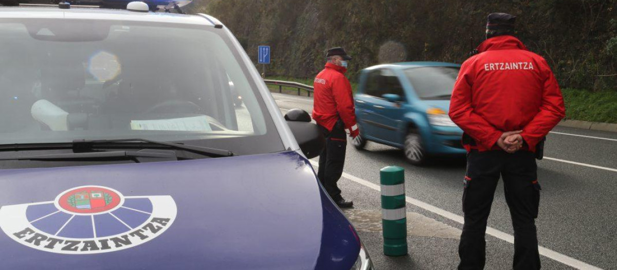 La ertzaintza controla el tráfico en los 4.500 kilómetros de carreteras vascas