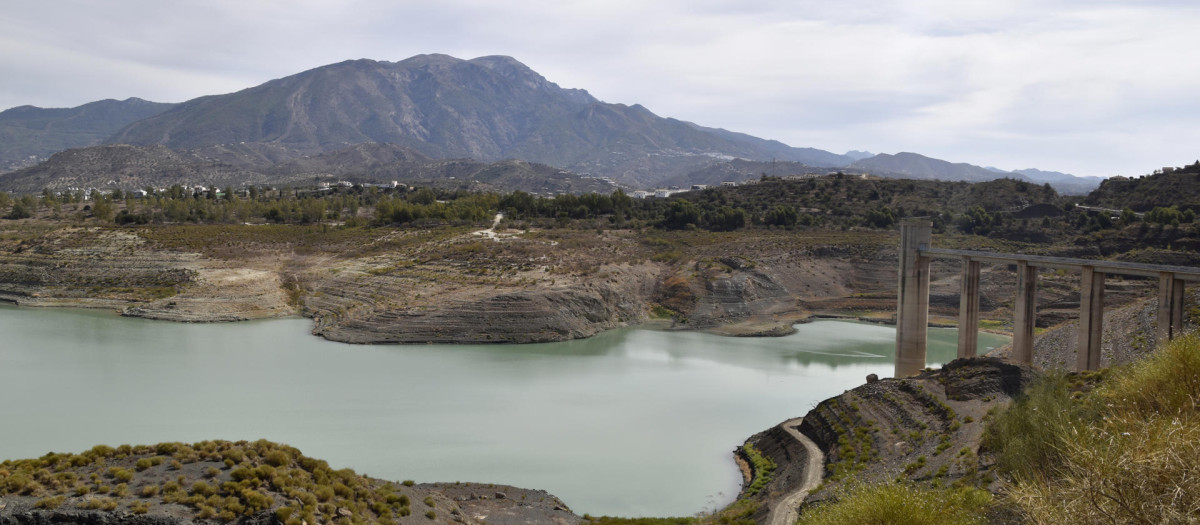 Vista de La Viñuela, el mayor embalse de Málaga, del que bebe la comarca de la Axarquía