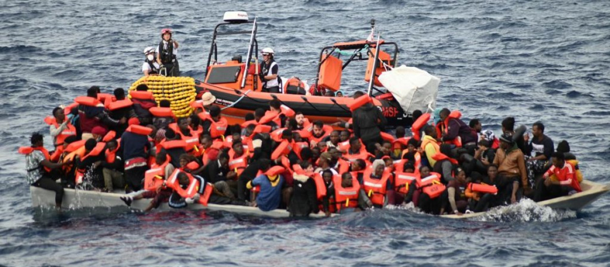 Inmigrantes africanos rescatados por la guardia costera italiana