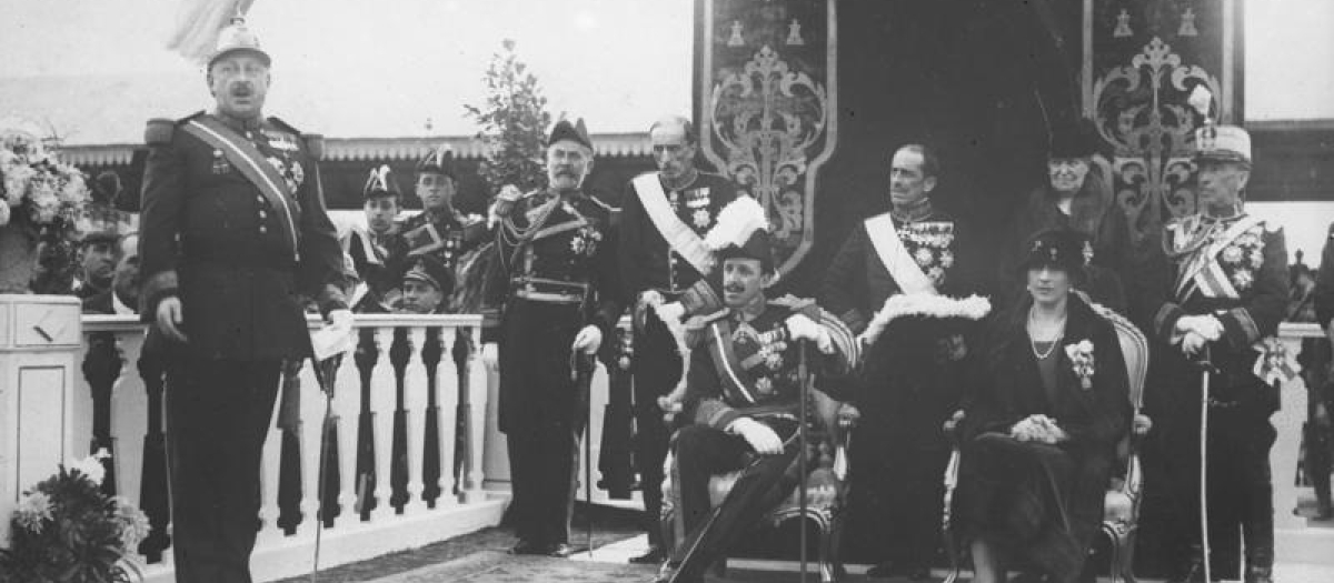 Primo de Rivera pronuncia un discurso ante los reyes en 1927, durante la conmemoración del 25 aniversario del acceso al trono de Alfonso XIII