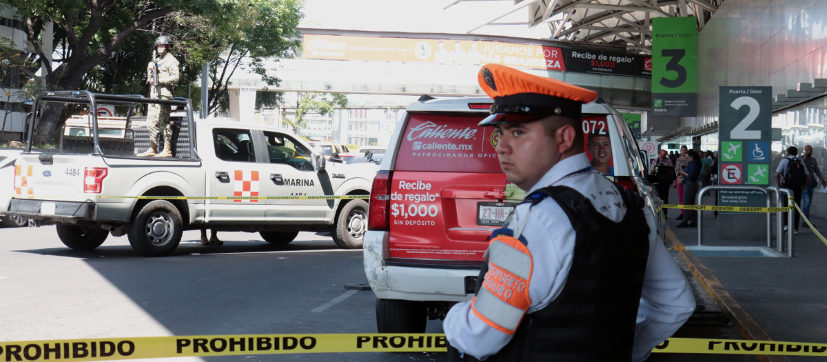 La policía y el ejército resguardan el aeropuerto de la Ciudad de México tras un tiroteo