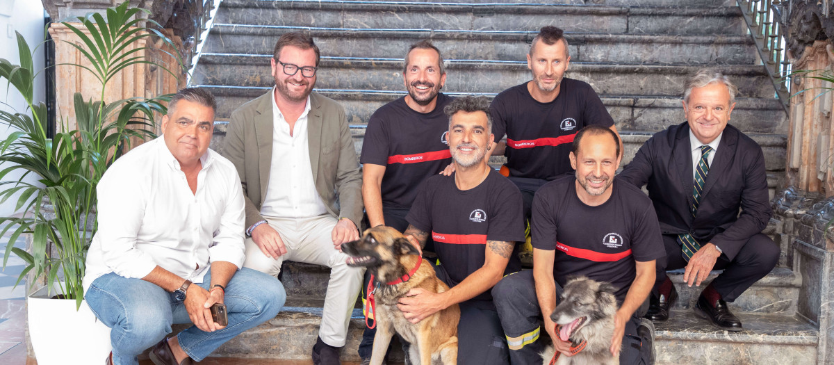 Los bomberos posan en la escalera principal de la casa palacio