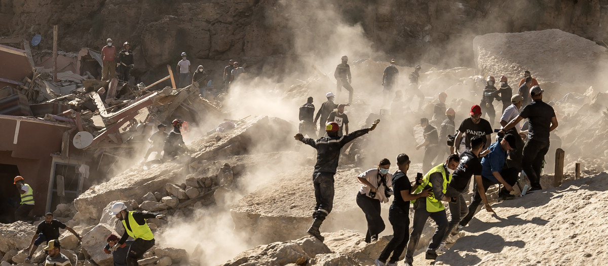 La gente reacciona tras una réplica en la aldea de Imi N'Tala, afectada por el terremoto, cerca de Amizmiz