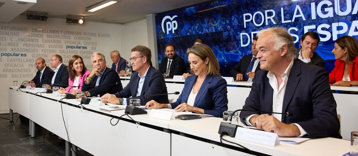 El coordinador general del Partido Popular, Elías Bendodo (4d); el presidente del Partido Popular, Alberto Núñez Feijóo (3d); la secretaria general del PP, Cuca Gamarra (2d), y el vicesecretario de Acción Institucional del Partido Popular, Esteban González Pons (1d), presiden la reunión de la Junta Directiva Nacional del partido, en la sede del PP, a 11 de septiembre de 2023, en Madrid (España). Feijóo ha reunido hoy a la Junta Directiva Nacional del PP, para coordinar la estrategia de la formación contra la amnistía "ilegal" que plantea Carles Puigdemont. Los 'populares' quieren utilizar todas las vías para atacar al Gobierno liderado por Pedro Sánchez, desde la vía parlamentaria a la judicial, según han indicado a Europa Press fuentes 'populares'. A este encuentro de la Junta Directiva, que estaba fijado inicialmente para el lunes pasado pero que Feijóo decidió aplazar por el temporal que azotó a España, han asistido también los 'barones' territoriales del PP.
11 SEPTIEMBRE 2023;MADRID;PP;FEIJÓO;JUNTA PP
Jesús Hellín / Europa Press
11/9/2023