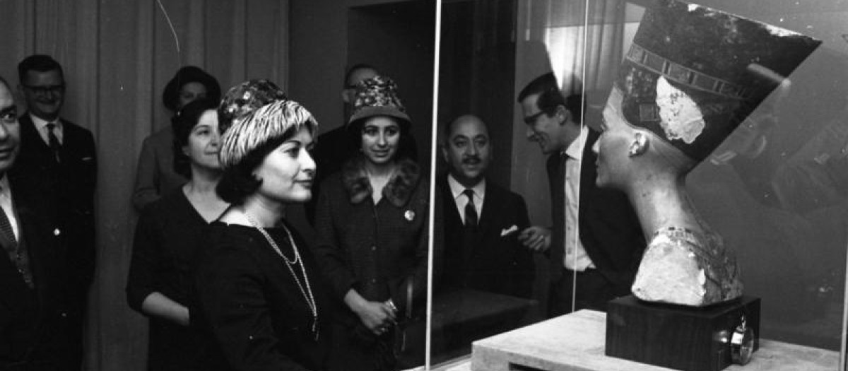 Visitantes contemplando el Busto de Nefertiti en Berlín, en el año 1963