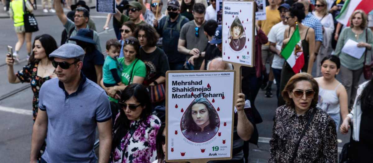 Melbourne (Australia), 16/09/2023.- Protesters hold placards and flags during a rally marking the one-year anniversary of Mahsa Amini's death in custody, along Swanston Street, in Melbourne, Australia, 16 September 2023. Australian-Iranians are speaking out and protesting against the Iranian regime on the anniversary of Mahsa Amini's death, which led to nationwide protests over the country's mandatory dress code (Hijab) law. Protests erupted after the death of 22-year-old Iranian woman, Mahsa Amini, detained by morality police for not wearing the hijab properly in September 2022. (Protestas) EFE/EPA/DIEGO FEDELE AUSTRALIA AND NEW ZEALAND OUT