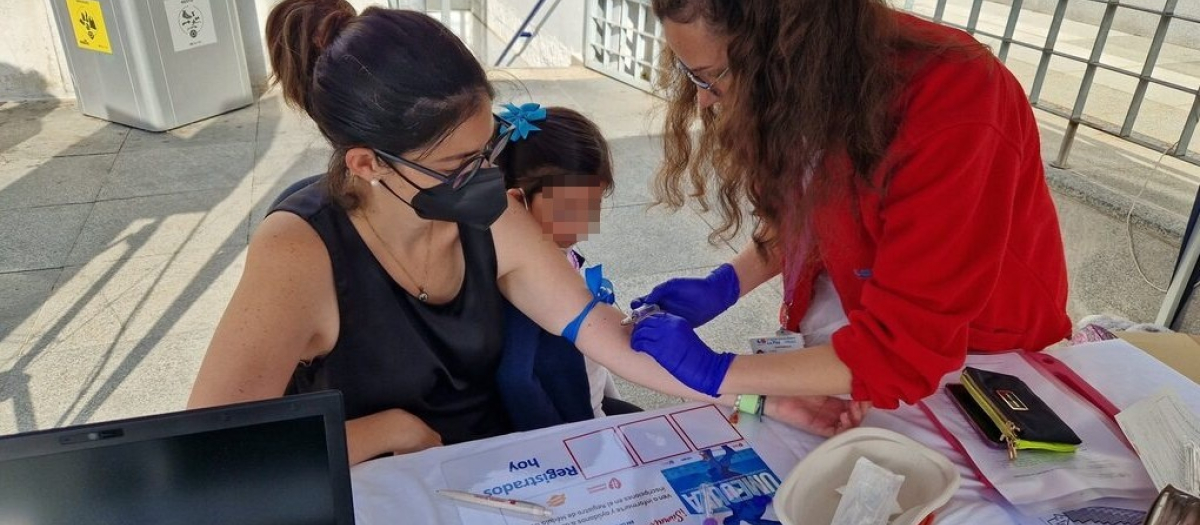 Mujer donando el Día Mundial del Donante de Médula Ósea