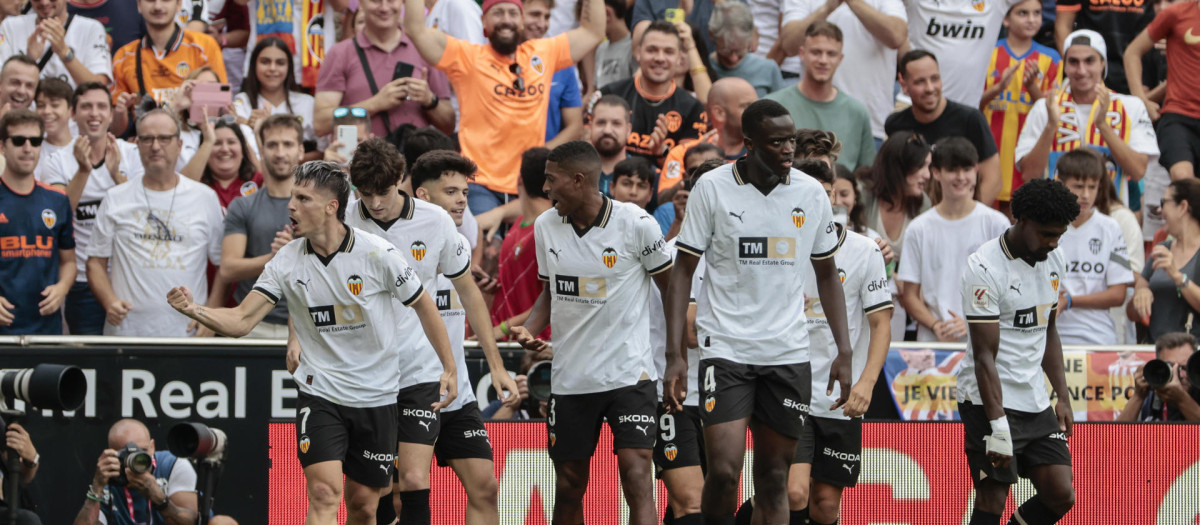 Los jugadores del Valencia celebran el primer gol ante el Atlético de Madrid