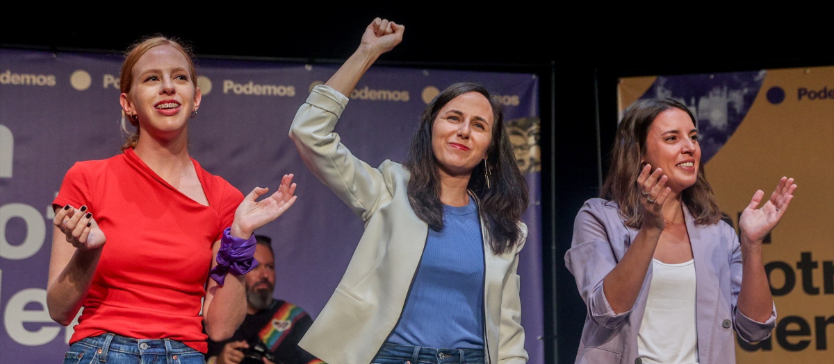 (I-D) La secretaria Organización de Podemos y secretaria de Estado de Agenda 2030, Lilith Verstrynge; la secretaria general de Podemos y ministra de Derechos Sociales y Agenda 2030 en funciones, Ione Belarra; la ministra de Igualdad en funciones, Irene Montero; y la portavoz del partido, Isa Serra; saludan al inicio de un acto de Podemos, en el Teatro Fernando de Rojas, CBA, a 16 de septiembre de 2023, en Madrid (España). El acto tiene el objetivo de reivindicarse como la “única fuerza transformadora” ante el riesgo de quedar invisibilizados dentro de Sumar. Asimismo, desde la dirección del partido, ‘’quieren que el acto sirva de rearme ideológico de los morados ante el nuevo curso político en el que mantienen la tensión con Sumar’’. Podemos pasó de 23 a 5 diputados en el Congreso tras las pasadas elecciones del 23 de julio. El evento se iba a celebrar en el barrio de Lavapiés, pero debido a la previsión de lluvias, ha sido trasladado al Círculo de Bellas Artes.
16 SEPTIEMBRE 2023;PODEMOS;FORMACIÓN MORADA;PARTIDO POLÍTICO;IZQUIERDA;UNIDAS PODEMOS;CBA;MITIN;CÍRCULO DE BELLAS ARTES;ERC
Ricardo Rubio / Europa Press
16/9/2023