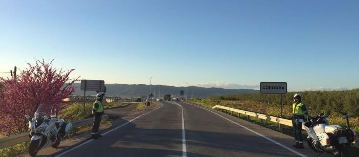 Una patrulla de la Guardia Civil en una carretera de Córdoba