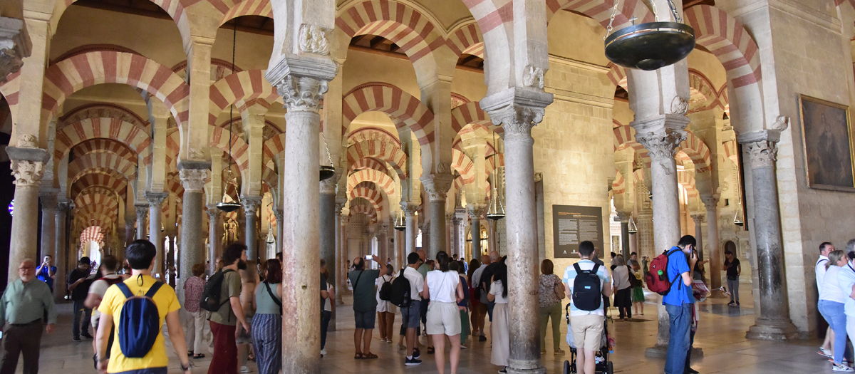 Más de 5.000 personas visitaron la Mezquita-Catedral
en la «Noche del Patrimonio»
• El monumento permaneció abierto en horario extraordinario y gratuito desde las 19.00
a las 24.00 horas.
Córdoba, 18 de septiembre de 2023. Con motivo de la celebración el pasado sábado
de la «Noche del Patrimonio», un total de 5.068 personas disfrutaron gratuitamente
de la Mezquita-Catedral de Córdoba en el horario de apertura extraordinaria que
comprendía desde las 19 a las 24 horas.
El Cabildo Catedral muestra su satisfacción por la acogida de esta iniciativa del grupo
de Ciudades Patrimonio de la Humanidad al tiempo que agradece a todos los
visitantes su participación en una cita que año a año va consolidándose dentro del
calendario de eventos de la ciudad y supone una oportunidad única para disfrutar del
Patrimonio cordobés