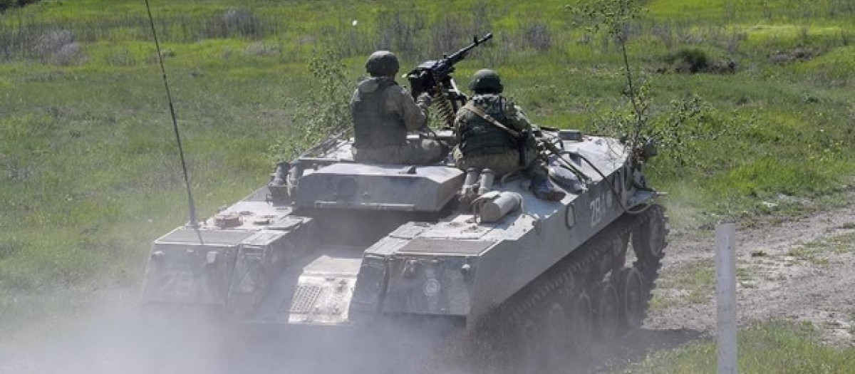 Un tanque ucraniano recorre una zona rural del sur de Zaporiyia