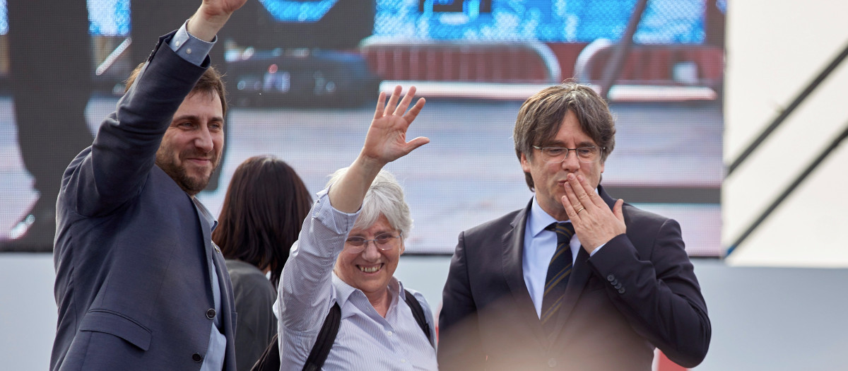 Toni Comín, Clara Ponsatí y Carles Puigdemont, en uno de sus viajes a Francia