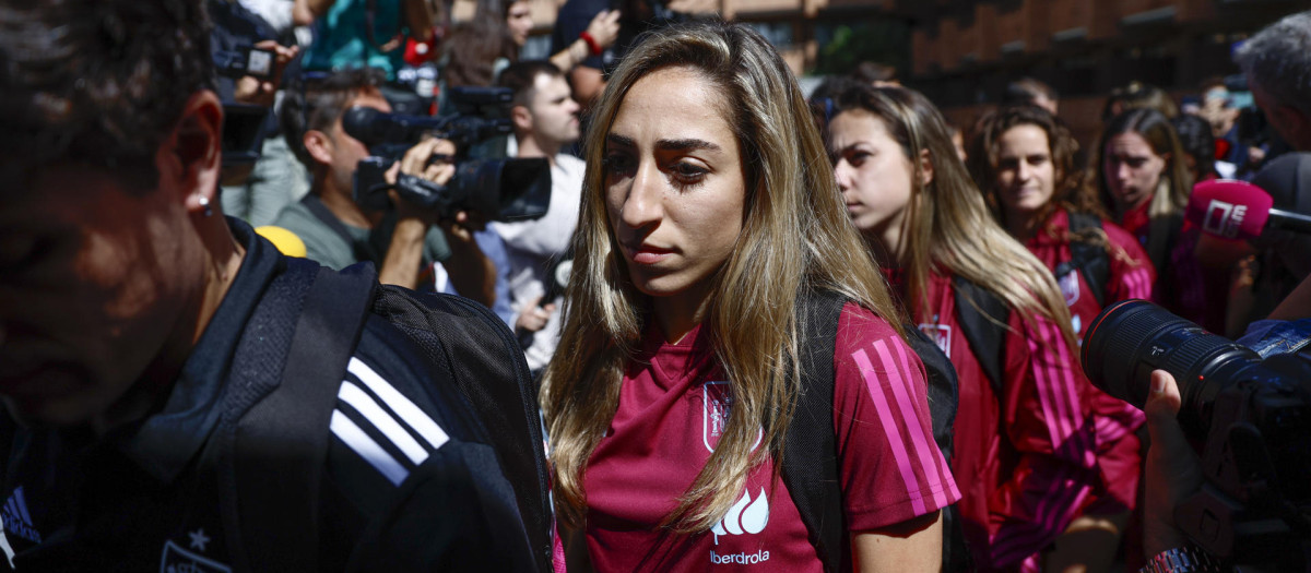 Olga Carmona, en primer plano, con más compañeras en el momento de viajar de Madrid a Valencia