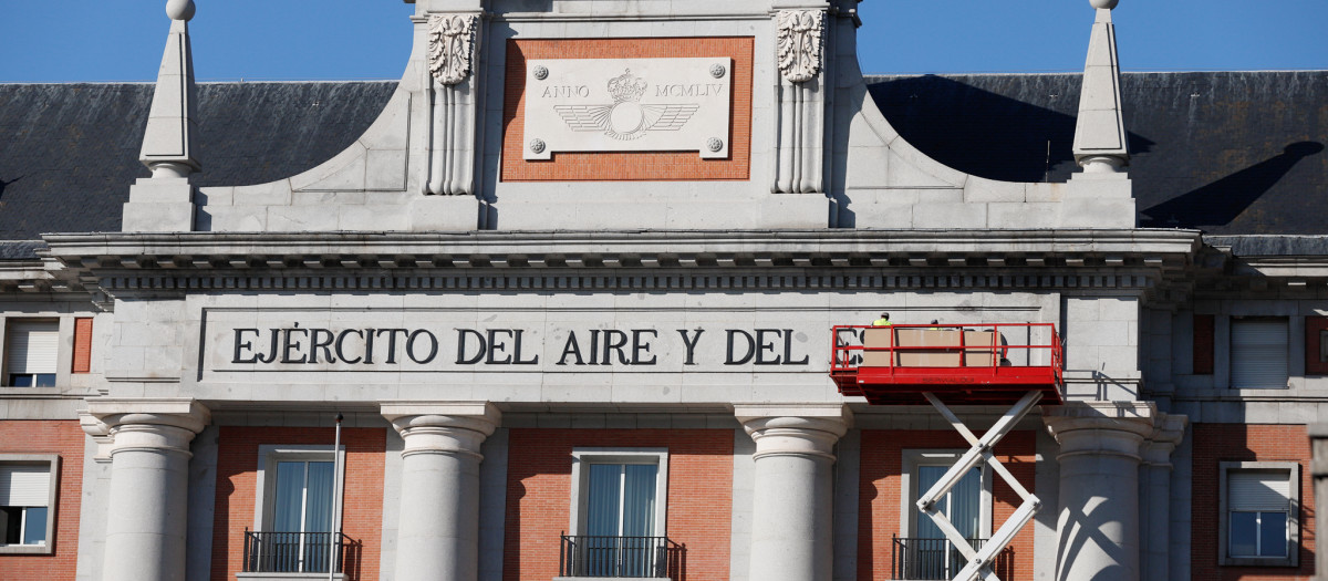 Cambio del nombre del Ejército del Aire en el frontispicio del Cuartel General del Aire