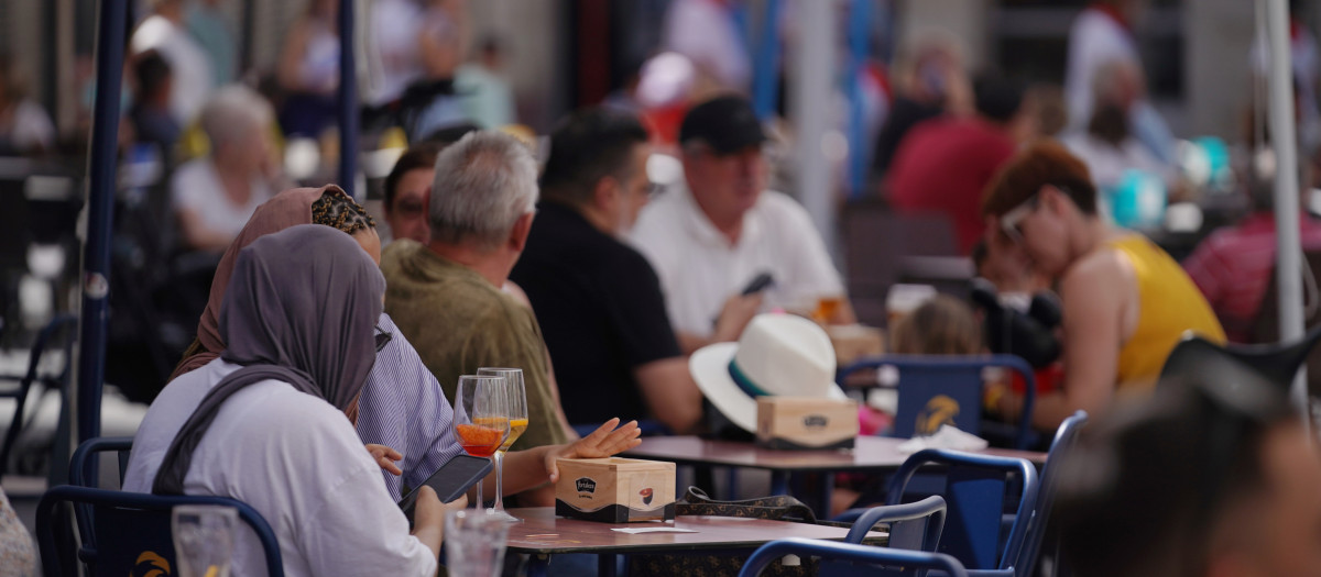 Varias personas en la terraza de un bar