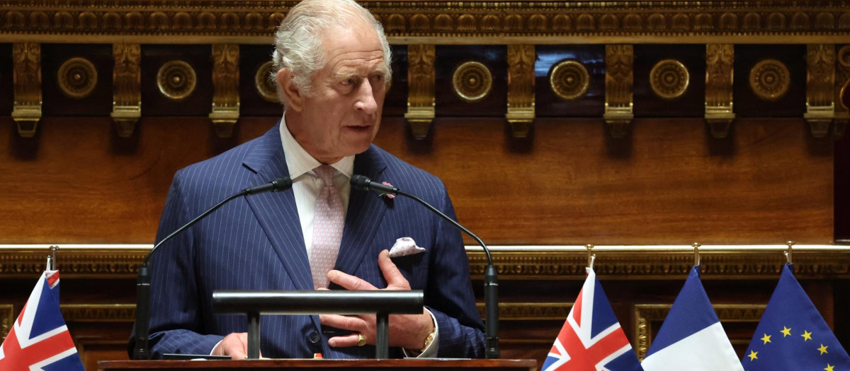 Paris (France), 21/09/2023.- Britain's King Charles addresses Senators and members of the National Assembly at the French Senate, the first time a member of the British Royal Family has spoken from the Senate Chamber, in Paris, France, 21 September 2023. Britain's King Charles III and his wife Queen Camilla are on a three-day state visit starting from 20 September, to Paris and Bordeaux, six months after rioting and strikes forced the last-minute postponement of his first state visit as king. (Francia, Reino Unido, Burdeos) EFE/EPA/EMMANUEL DUNAND / POOL MAXPPP OUT