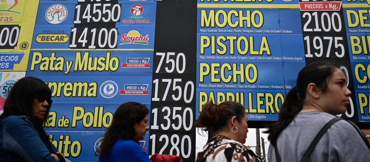 La gente hace fila frente a una carnicería en Buenos Aires, Argentina