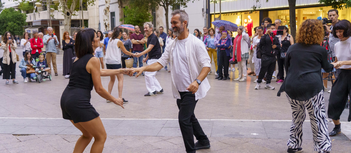 Un momento del 'Flashmob' en el bulevar del Gran Capitán