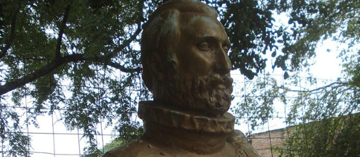 Busto de Hernando Arias de Saavedra, en Villa Hernandarias, provincia de Entre Ríos, Argentina.